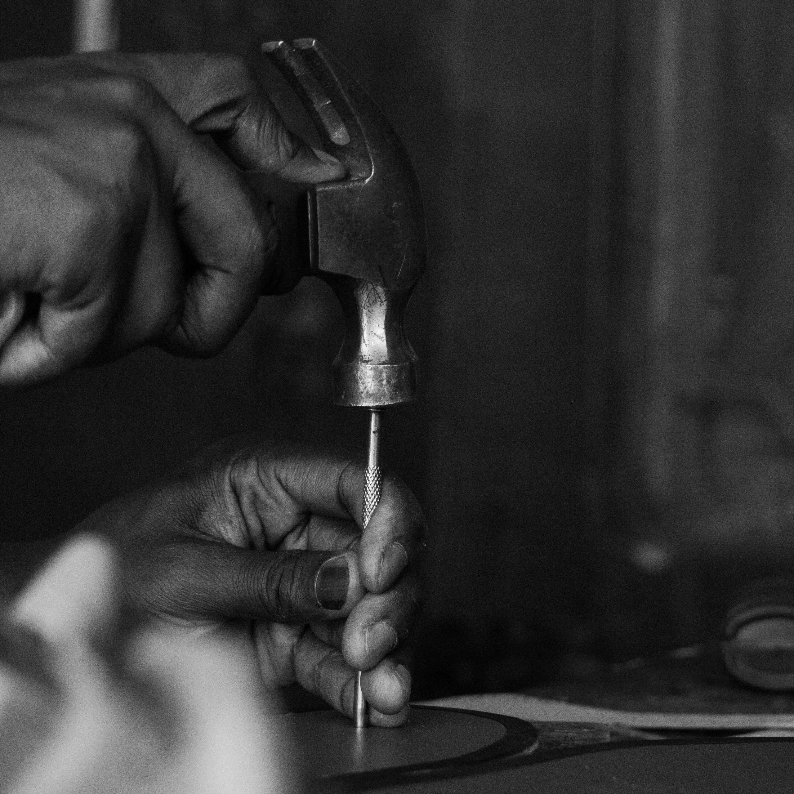 Foto de DRIFTCLICK: https://www.pexels.com/pt-br/foto/close-up-de-artesanato-artesanal-em-preto-e-branco-31072226/